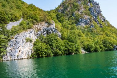 Yeşil dağların göl