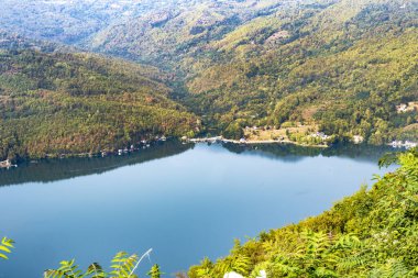 göl ve dağ manzaralı