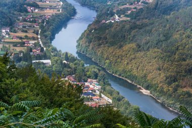 Dağlardaki nehir manzarası