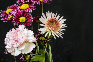 Stüdyonun arka planında bir buket çiçeğin yakın görüntüsü