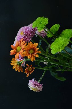 Siyah arka planda güzel bir buket çiçek. 