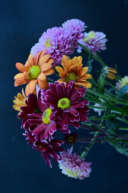 Siyah arka planda güzel bir buket çiçek. 