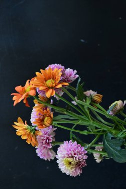 Siyah arka planda güzel bir buket çiçek. 