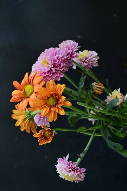 Siyah arka planda güzel bir buket çiçek. 