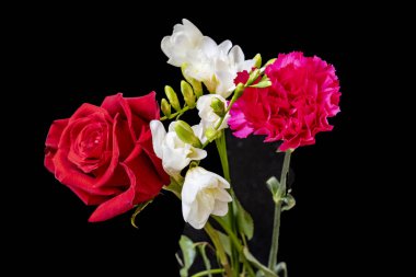 Karanlık bir arka planda güzel bir buket çiçek.