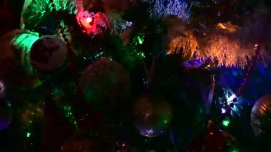 Oyuncak ve süslemeli Noel ağacı