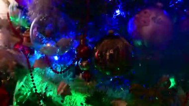 Oyuncak ve süslemeli Noel ağacı