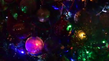 Oyuncak ve süslemeli Noel ağacı