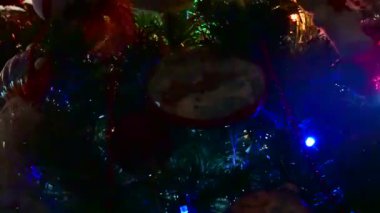 Oyuncak ve süslemeli Noel ağacı