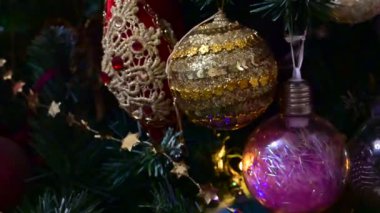 Oyuncak ve süslemeli Noel ağacı