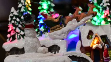 Oyuncak ve süslemeli Noel ağacı