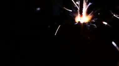 Yılbaşı geçmişi. Karanlık odada arka planda ışıklar olan havai fişekler. 