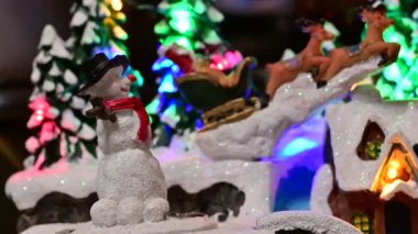 Oyuncak ve süslemeli Noel ağacı