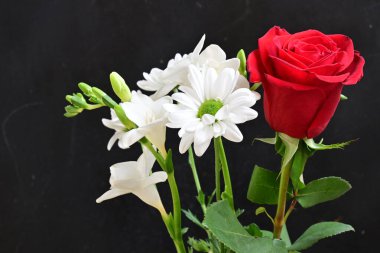 Siyah arka planda güzel bir buket çiçek.