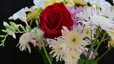 Farklı çiçeklerden güzel bir buket, siyah arkaplanı yakın plan