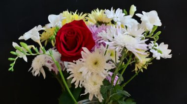 Farklı çiçeklerden güzel bir buket, siyah arkaplanı yakın plan