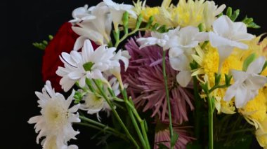 Farklı çiçeklerden güzel bir buket, siyah arkaplanı yakın plan