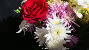 Farklı çiçeklerden güzel bir buket, siyah arkaplanı yakın plan