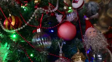 Oyuncak ve süslemeli Noel ağacı