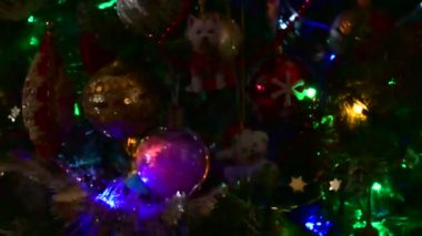 Oyuncak ve süslemeli Noel ağacı