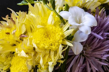 Karanlık bir arka planda güzel bir buket çiçek.