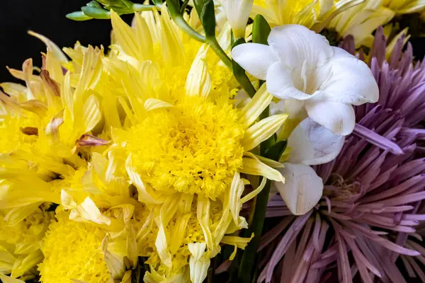 Karanlık bir arka planda güzel bir buket çiçek.