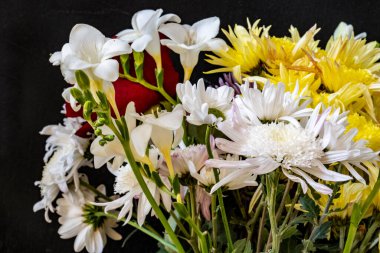 Karanlık bir arka planda güzel bir buket çiçek.