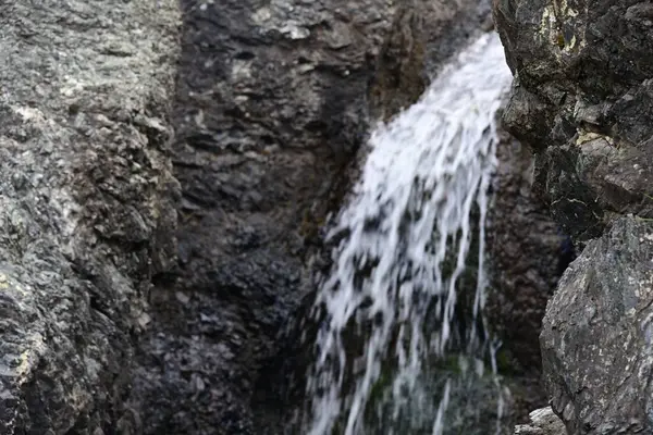 Dağlardaki güzel şelalenin manzarasını kapat.