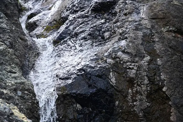 Dağlardaki güzel şelalenin manzarasını kapat.