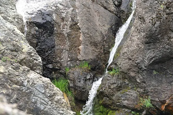 Dağlardaki güzel şelalenin manzarasını kapat.