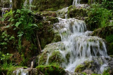 Kayaların üzerinde dans eden serin suyun yenilenmiş ayrıntıları