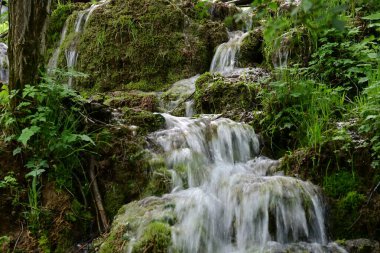 Kayaların üzerinde dans eden serin suyun yenilenmiş ayrıntıları