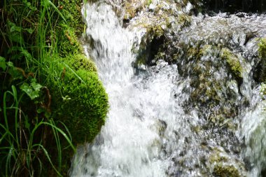 Dağlardaki güzel şelale manzarası            