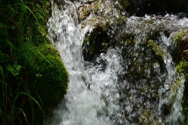 Dağlardaki güzel şelale manzarası            