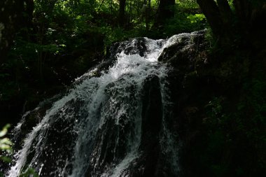 Dağlardaki güzel şelale manzarası            