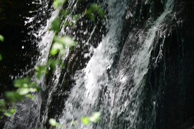 Dağlardaki güzel şelale manzarası            