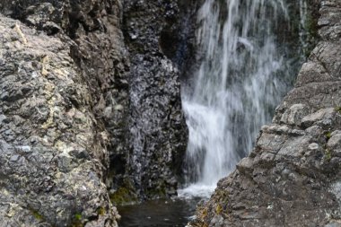 Dağlardaki güzel şelale manzarası            