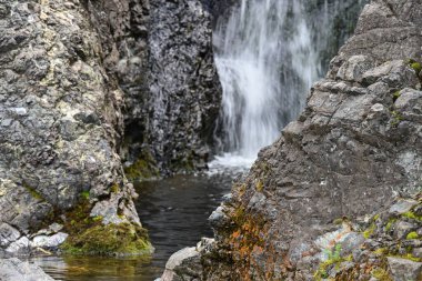 Dağlardaki güzel şelale manzarası            