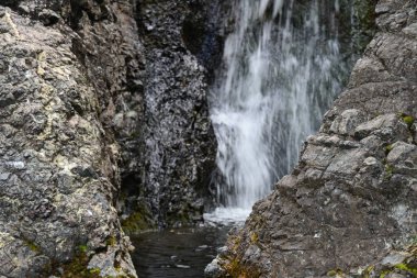 Dağlardaki güzel şelale manzarası            