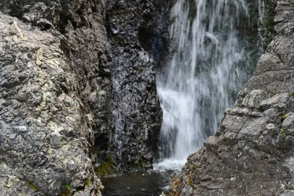 Dağlardaki güzel şelale manzarası            