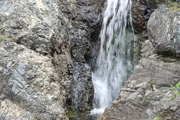Dağlardaki güzel şelale manzarası            