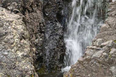Dağlardaki güzel şelale manzarası            
