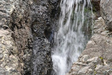 Dağlardaki güzel şelale manzarası            