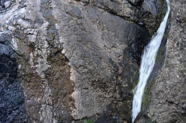Dağlardaki güzel şelale manzarası            