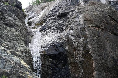 Dağlardaki güzel şelale manzarası            