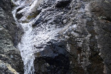 Dağlardaki güzel şelale manzarası            