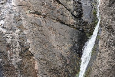 Dağlardaki güzel şelale manzarası            