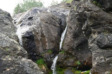 Dağlardaki güzel şelale manzarası            