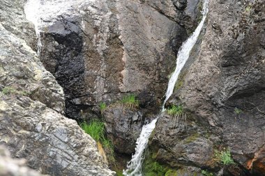 Dağlardaki güzel şelale manzarası            