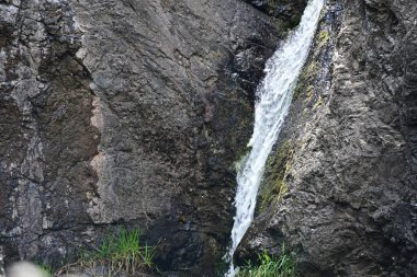 Dağlardaki güzel şelale manzarası            
